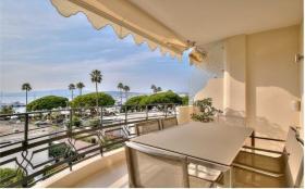 Apartamento completamente renovado en Croisette con vista panorámica al mar