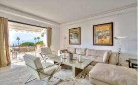 Apartamento completamente renovado en Croisette con vista panorámica al mar