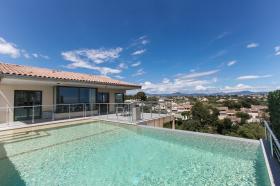 Villa de arquitecto contemporáneo con vistas panorámicas de la ciudad y el mar