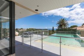 Villa de arquitecto contemporáneo con vistas panorámicas de la ciudad y el mar