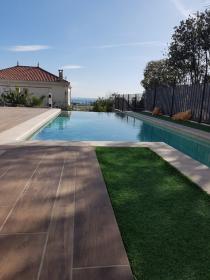 Villa moderna en la Riviera francesa con vistas al mar