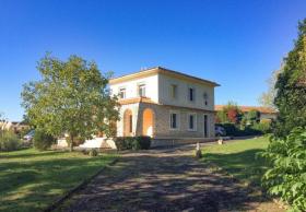 Excepcional propiedad atípica con varios edificios en un parque arbolado