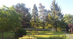 Excepcional propiedad atípica con varios edificios en un parque arbolado