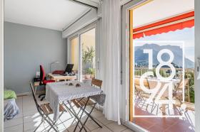 Apartamento con vista al mar cerca del centro de la ciudad