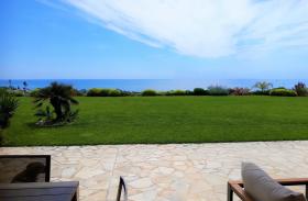 Apartamento con vista panorámica al mar y hermoso jardín paisajístico