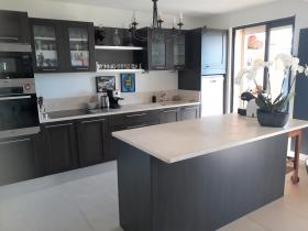 Apartamento con vista panorámica al mar y hermoso jardín paisajístico