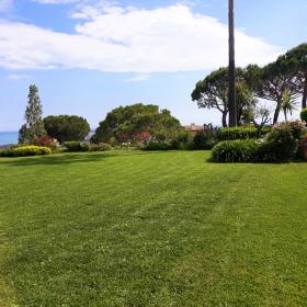 Apartamento con vista panorámica al mar y hermoso jardín paisajístico