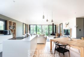 Se vende casa nueva al borde del mar y el bosque