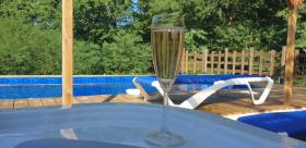 Chalet reformado en zona tranquila con piscina y jacuzzi