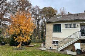 Casa antigua en medio del bosque en una zona elegante en un lote grande y tranquilo