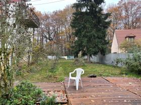 Casa antigua en medio del bosque en una zona elegante en un lote grande y tranquilo