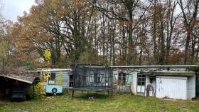 Casa antigua en medio del bosque en una zona elegante en un lote grande y tranquilo