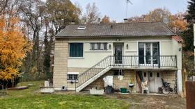 Casa antigua en medio del bosque en una zona elegante en un lote grande y tranquilo