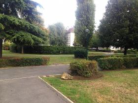 Se vende apartamento de 4 habitaciones en una residencia segura.
