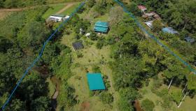 Propiedad en una exuberante selva tropical y rodeada de impresionantes montañas