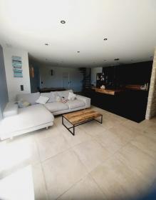 Villa idealmente ubicada en las alturas de Poulx