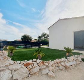 Villa idealmente ubicada en las alturas de Poulx