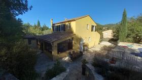 Preciosa villa de 7 habitaciones en un terreno arbolado con piscina