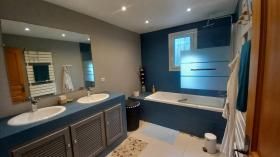 Preciosa villa de 7 habitaciones en un terreno arbolado con piscina