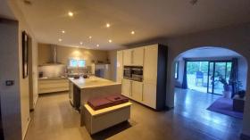 Preciosa villa de 7 habitaciones en un terreno arbolado con piscina