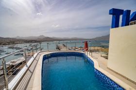 Muy lindo hotel con vista a la bahía.