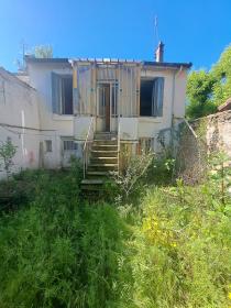 Casa de pueblo con jardín para reformar completamente