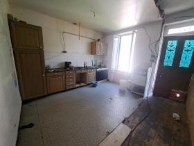 Casa de pueblo con jardín para reformar completamente