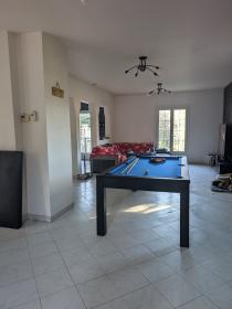 Casa de una sola planta con vista panorámica a la montaña.
