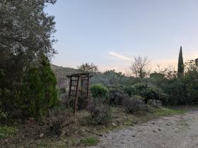 Casa de una sola planta con vista panorámica a la montaña.
