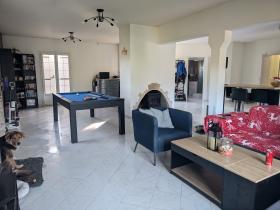 Casa de una sola planta con vista panorámica a la montaña.
