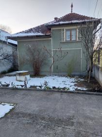 Casa grande con patio interior y anexo en venta