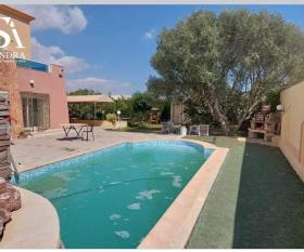 Magnífica villa de 380 m2 en dos niveles, a tiro de piedra del mar.