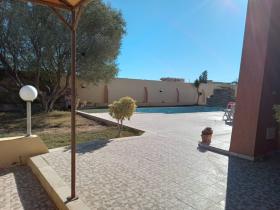 Magnífica villa de 380 m2 en dos niveles, a tiro de piedra del mar.