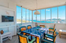 Villa de varios niveles con impresionantes vistas al mar Egeo y a las montañas.