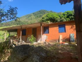 Terreno de 20 hectáreas, que ofrece piscinas naturales y pequeñas cascadas.