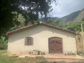 Terreno de 20 hectáreas, que ofrece piscinas naturales y pequeñas cascadas.