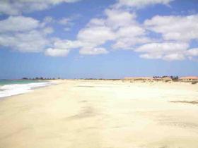 Complejo hotelero en venta frente a una solitaria playa de arena blanca de 8 km de longitud.