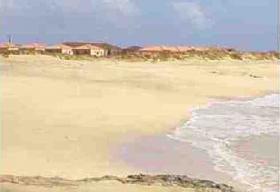 Complejo hotelero en venta frente a una solitaria playa de arena blanca de 8 km de longitud.