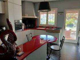 Casa de 190 m2 orientada al sur con vista abierta a un jardín arbolado.
