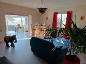 Casa de 190 m2 orientada al sur con vista abierta a un jardín arbolado.