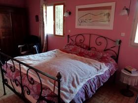 Casa de 190 m2 orientada al sur con vista abierta a un jardín arbolado.