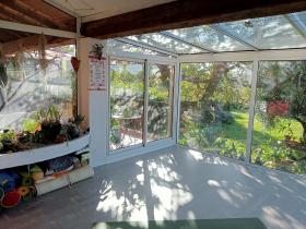 Casa de 190 m2 orientada al sur con vista abierta a un jardín arbolado.