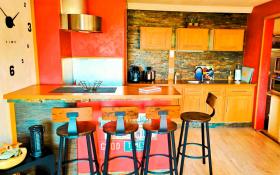 Apartamento frente a las aguas turquesas, piscina infinita.
