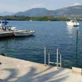 Casas nuevas y antiguas a orillas del mar en Montenegro