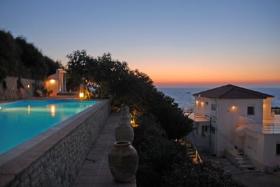 Villa de diseño italiano 450 m2 exuberante paisaje natural verde con vista panorámica