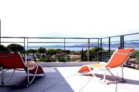 Apartamento en la azotea con vista al mar en una pequeña residencia
