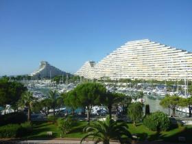 Apartamento de 4 habitaciones de estilo moderno con vistas panorámicas al mar y al puerto