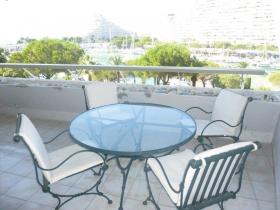 Apartamento de 4 habitaciones de estilo moderno con vistas panorámicas al mar y al puerto