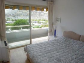 Apartamento de 4 habitaciones de estilo moderno con vistas panorámicas al mar y al puerto