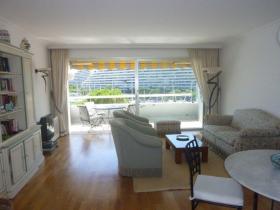 Apartamento de 4 habitaciones de estilo moderno con vistas panorámicas al mar y al puerto
